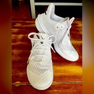 Size 6 - Nike Zoom Hyperspeed Court White.

Very good condition.